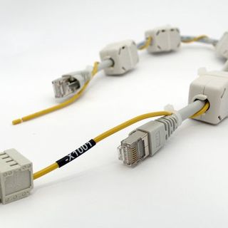 Cable with jack plugs and ferrite cores